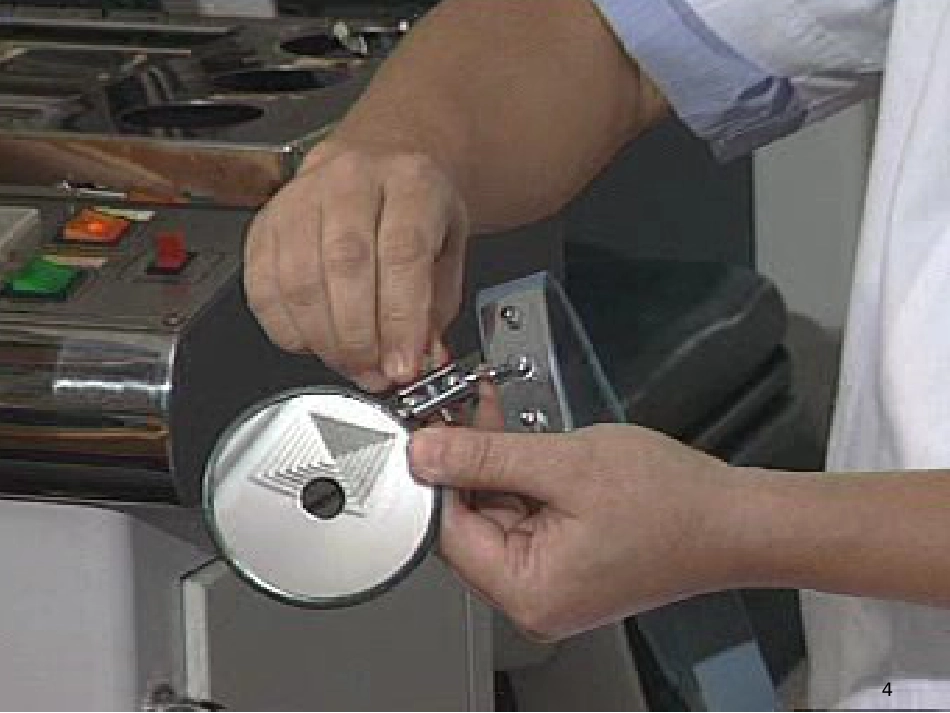 耳鼻喉科正常体格检查PPT课件_第4页